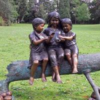 Gartentraum.de Bronzefigur Kinder auf Baumstamm - Little Girls