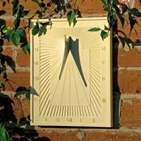 Gartentraum.de Moderne Wand Sonnenuhr aus Stein - Arkadia / Terrakotta