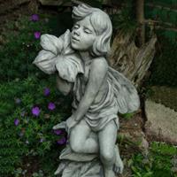 Gartentraum.de Gartenfigur Elfe mit Blume aus Steinguss - Jasmin