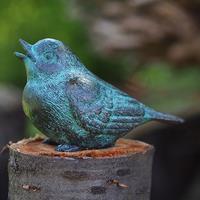 Gartentraum.de Klassische Vogelfigur - Vogel sitzt - aus Bronze für draußen - Kanu