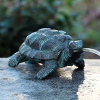 Gartentraum.de Kleine Schildkröte als Wasserspeier aus Bronze mit türkiser Patina - Schildkröte Mo