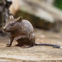 Gartentraum.de Maus sitzt aufmerksam - Klassische Bronze Tierfigur - Maus Libo