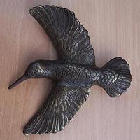 Gartentraum.de Fliegender Bronze Vogel als Türklopfer für die Wand - Kolibri Miran