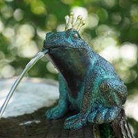 Gartentraum.de Sitzender Bronze Froschkönig mit goldener Krone als Wasserspeier - Froschkönig Reki