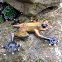 Gartentraum.de Farbiger Frosch klettert - Klassische Bronze Froschfigur - Frosch Pacho