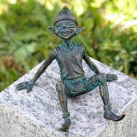 Gartentraum.de Kleiner Kobold sitzt und lacht - mystische Gartenfigur aus Bronze - Pixie Lizzi