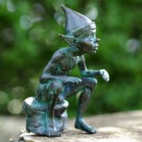 Gartentraum.de Kleiner Kobold sitzt und schaut - Bronze Gartendeko Figur - Pixie Fiffi