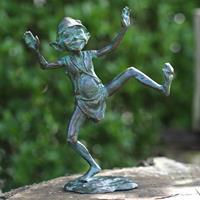 Gartentraum.de Tanzende Kobold Gartenfigur aus Bronze mit grüner Patina - Pixie Jippi