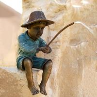 Gartentraum.de Kleiner sitzender Junge mit Hut hält Angel - Bronze Wasserspeier - Fischerjunge Pier