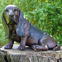 Gartentraum.de Basset Hundefigur sitzt - Garten Bronzestatue in Lebensgröße - Basset Clero