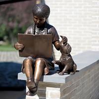 Gartentraum.de Lesendes Mädchen mit Buch und Hund aus Bronze - Mia & Rufo