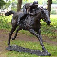 Gartentraum.de Lebensgroße Jockey auf Rennpferd Garten Skulptur aus Bronze - Jockey & Pferd