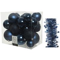 Decoris Kerstversiering kunststof kerstballen 6-8-10 cm met sterren slingers pakket donkerblauw 28x stuks -