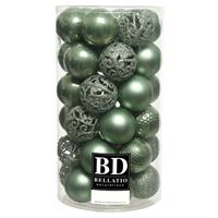 Bellatio 37x stuks kunststof kerstballen salie groen 6 cm inclusief kerstbalhaakjes -