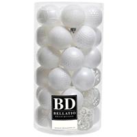 Bellatio 37x stuks kunststof kerstballen wit 6 cm inclusief kerstbalhaakjes -