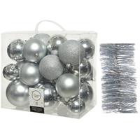 Decoris Kerstversiering kunststof kerstballen 6-8-10 cm met glitter slingers pakket zilver van 28x stuks -