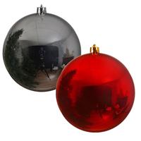 Decoris 2x stuks grote kerstballen van 20 cm glans van kunststof rood en zilver -