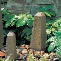Gartentraum.de Klassischer Stein Obelisk als Wasserspeier - Obelida / 33cm (H); 4kg