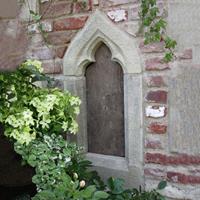 Gartentraum.de Antikes Ruinenfenster aus Stein mit Dreiblatt - einfach - Trefalga