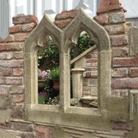 Gartentraum.de Großes Ruinenfenster aus Steinguss mit Dreiblatt - Trafalga Windsor / 94,2x78,5cm (HxB); 76kg