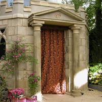 Gartentraum.de Hoher ionischer Torbogen mit Spitzdach aus Stein - Truro Door