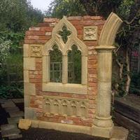 Gartentraum.de Kleine Mauerruine für den Garten mit antiken Fenstern - Colchester Ruin