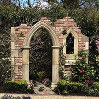 Gartentraum.de Stein Ruinen Mauer mit Ziersteinen und Bogenfenster - Harrogate Ruin