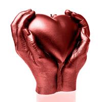 Gartentraum.de Romantische Kerze - Herz in den Händen haltend - vegan - Hearth in Hands / Rot glänzend