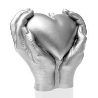 Gartentraum.de Romantische Kerze - Herz in den Händen haltend - vegan - Hearth in Hands / Silber glänzend