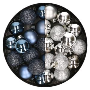 Bellatio 28x stuks kleine kunststof kerstballen nachtblauw en zilver 3 cm -