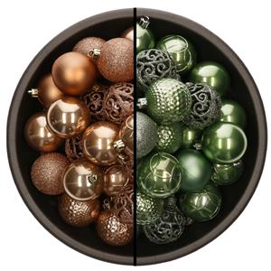 Bellatio 74x stuks kunststof kerstballen mix van camel bruin en salie groen 6 cm -