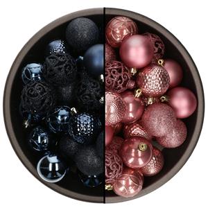 Bellatio 74x stuks kunststof kerstballen mix van donkerblauw en velvet roze 6 cm -