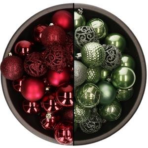 Bellatio 74x stuks kunststof kerstballen mix van donkerrood en salie groen 6 cm -