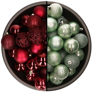 Bellatio 74x stuks kunststof kerstballen mix van mintgroen en donkerrood 6 cm -