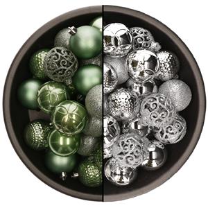 Bellatio 74x stuks kunststof kerstballen mix van salie groen en zilver 6 cm -