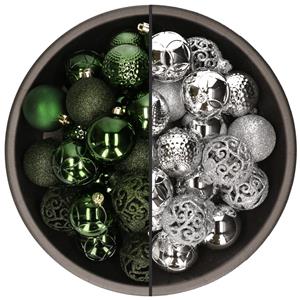 Bellatio 74x stuks kunststof kerstballen mix van zilver en donkergroen 6 cm -