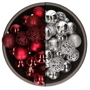 Bellatio 74x stuks kunststof kerstballen mix van zilver en donkerrood 6 cm -