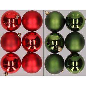 Decoris 12x stuks kunststof kerstballen mix van rood en donkergroen 8 cm -