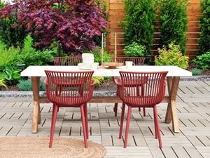 beliani Stühle 4er Set in Rot aus Kunststoff für Innen- und Außenbereich Geeignet Moderner Stil Plastik Gartenstühle für Garten Terrasse Esszimmer - Rot