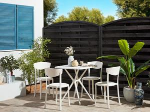 beliani Gartenmöbel Set Weiß aus Kunststoff Tisch Quadratisch mit 4 Stühlen Stapelbar Praktisch Klein Outdoor Terrasse Balkon Garten Möbel - Weiß