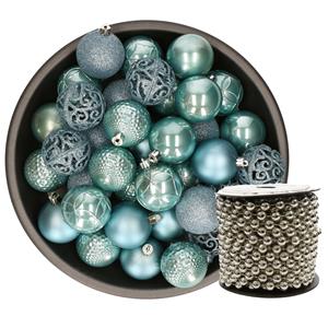Kunststof kerstballen 37x stuks ijsblauw 6 cm en kralenslinger zilver -