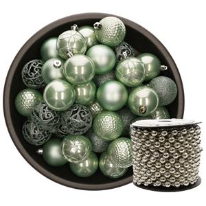 Kunststof kerstballen 37x stuks mintgroen 6 cm en kralenslinger zilver -