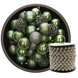 Kunststof kerstballen 37x stuks salie groen 6 cm en kralenslinger zilver -