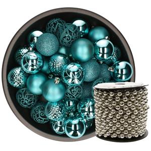 Kunststof kerstballen 37x stuks turquoise blauw 6 cm en kralenslinger zilver -