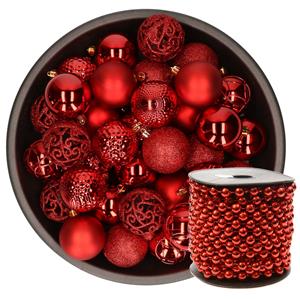 Decoris 37x stuks kunststof kerstballen 6 cm inclusief kralenslinger rood -