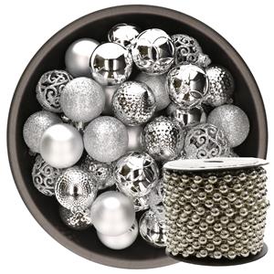 Decoris 37x stuks kunststof kerstballen 6 cm inclusief kralenslinger zilver -