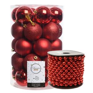 Decoris 34x stuks kunststof kerstballen 8 cm inclusief kralenslinger rood -