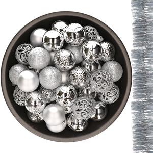 Decoris 37x stuks kunststof kerstballen 6 cm met 2x stuks slingers zilver -