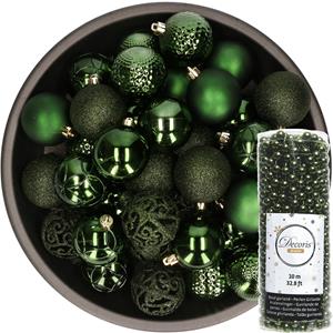 Decoris 37x stuks kunststof kerstballen 6 cm inclusief kralenslinger donkergroen -