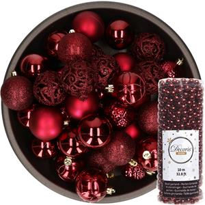 Decoris 37x stuks kunststof kerstballen 6 cm inclusief kralenslinger donkerrood -